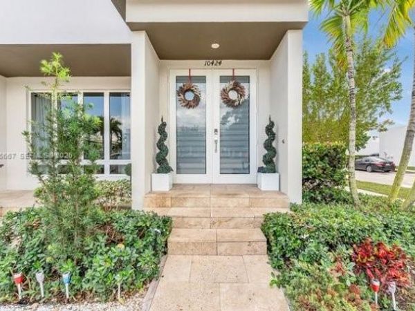 10424 NW 66th St, Doral, FL 33178