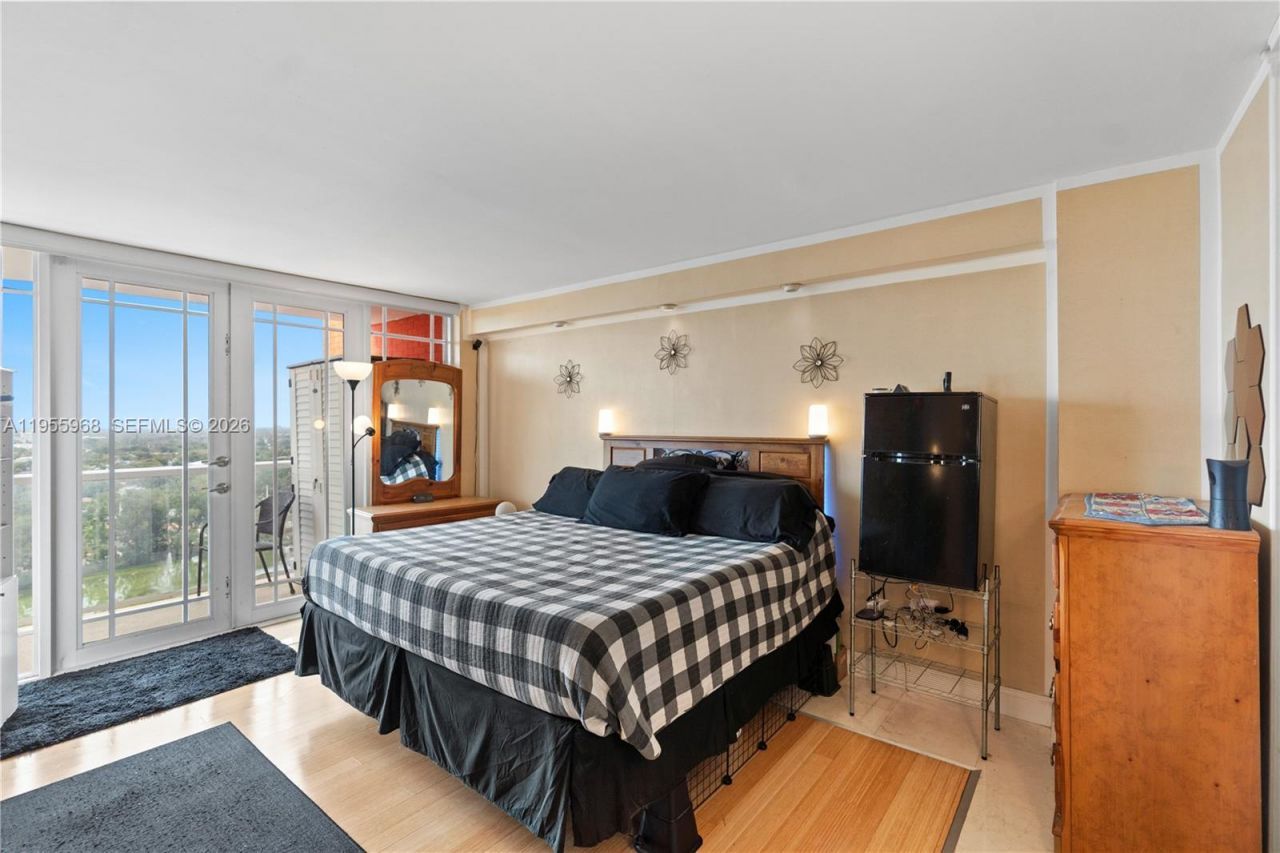 1351 NE Miami Gardens Dr, Unit PH15E, Miami, FL 33179 Photo