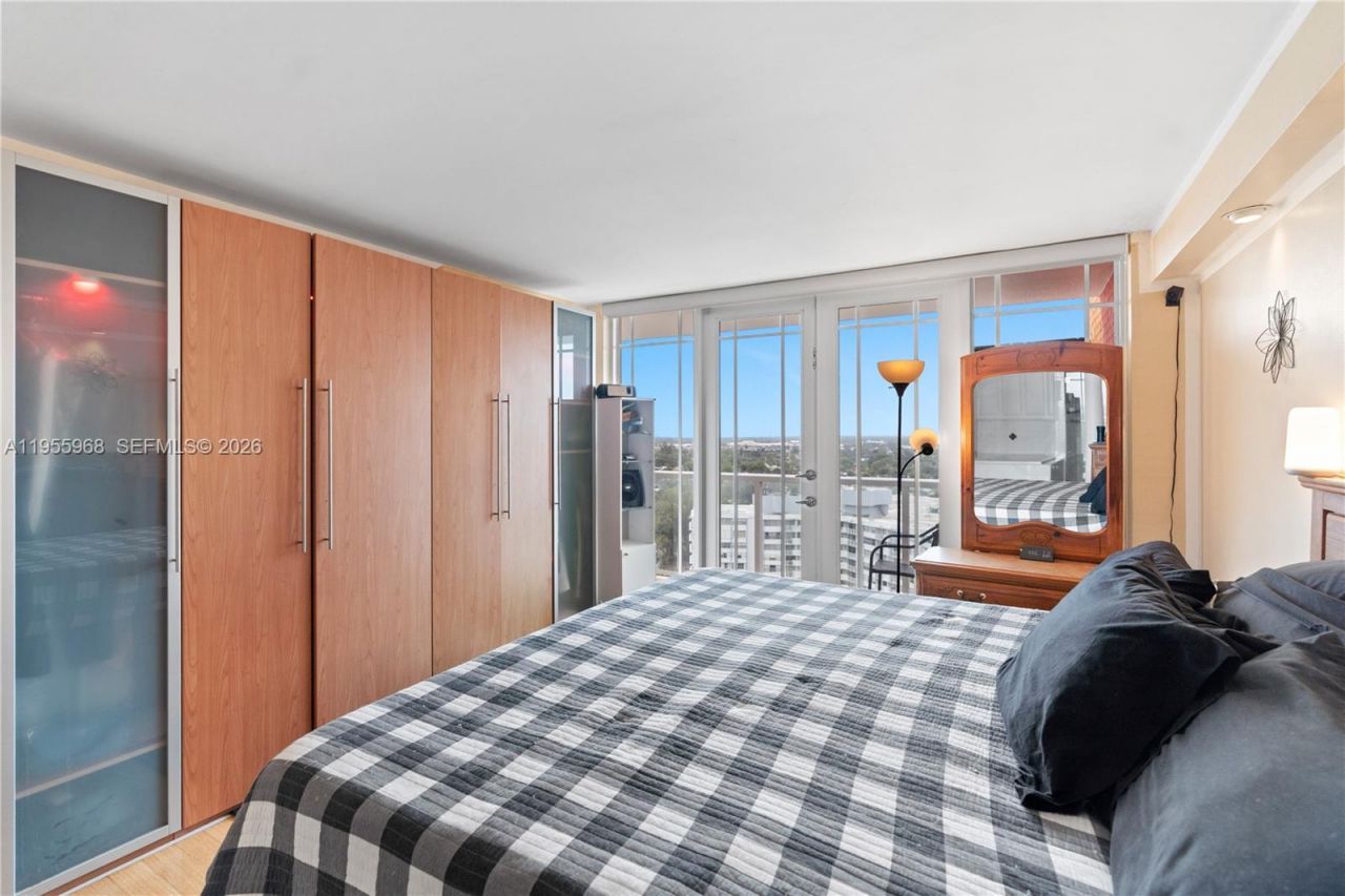 1351 NE Miami Gardens Dr, Unit PH15E, Miami, FL 33179 Photo