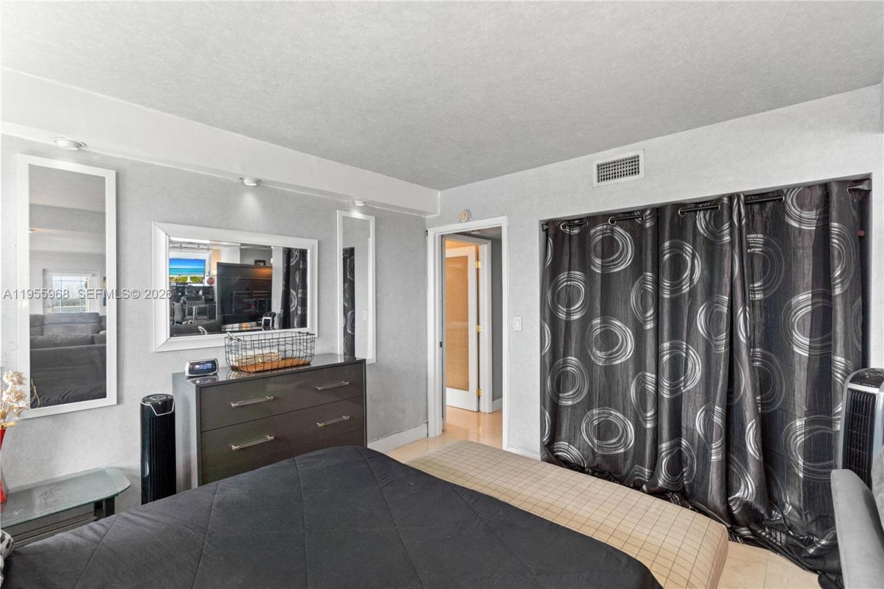 1351 NE Miami Gardens Dr, Unit PH15E, Miami, FL 33179 Photo