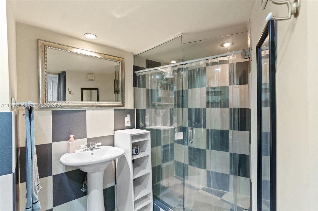 1351 NE Miami Gardens Dr, Unit PH15E, Miami, FL 33179 Photo