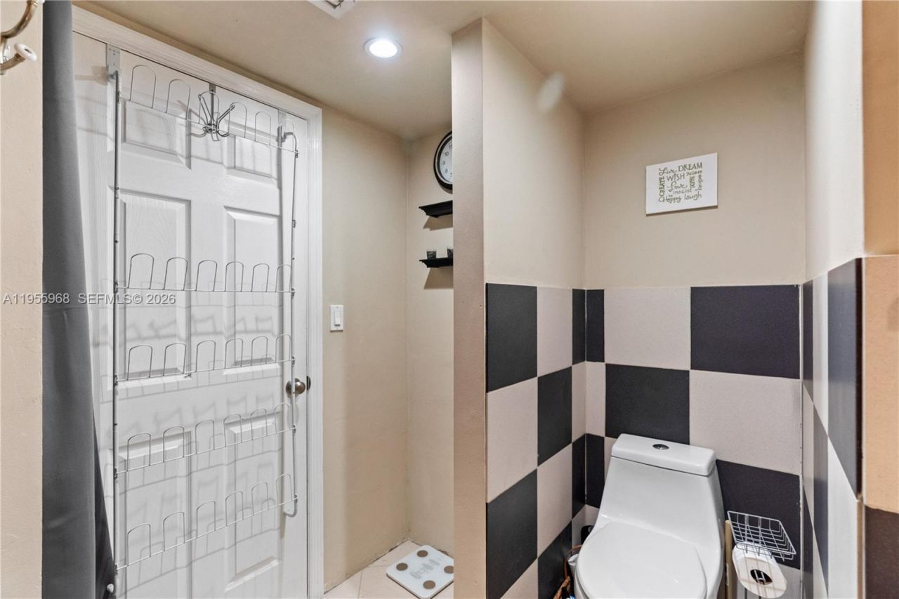 1351 NE Miami Gardens Dr, Unit PH15E, Miami, FL 33179 Photo