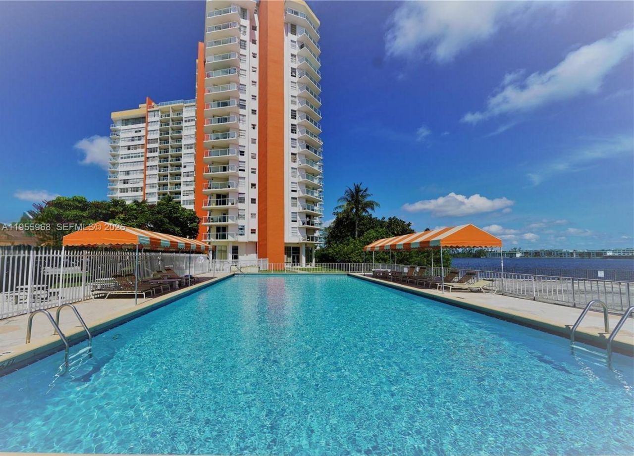 1351 NE Miami Gardens Dr, Unit PH15E, Miami, FL 33179 Photo