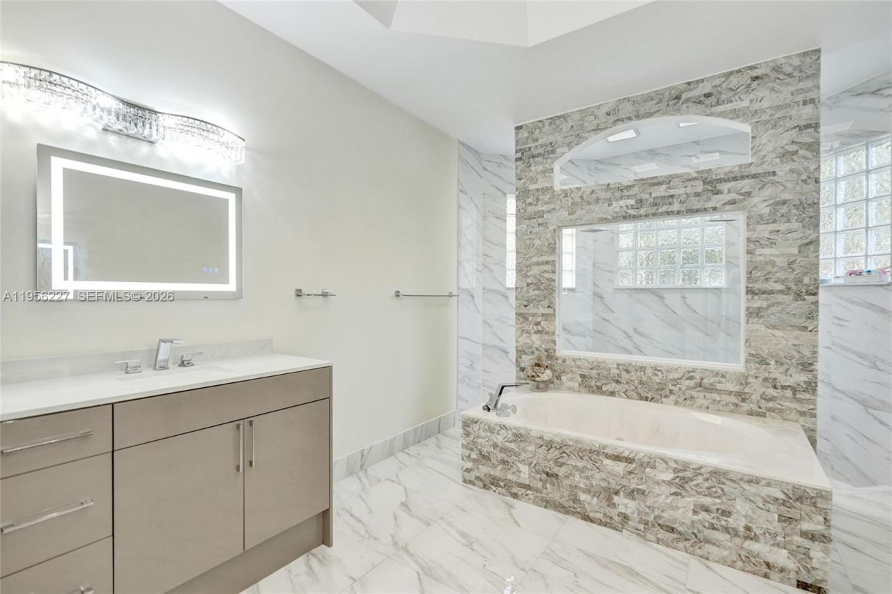 2024 NW 139th Ter, Pembroke Pines, FL 33028 Photo