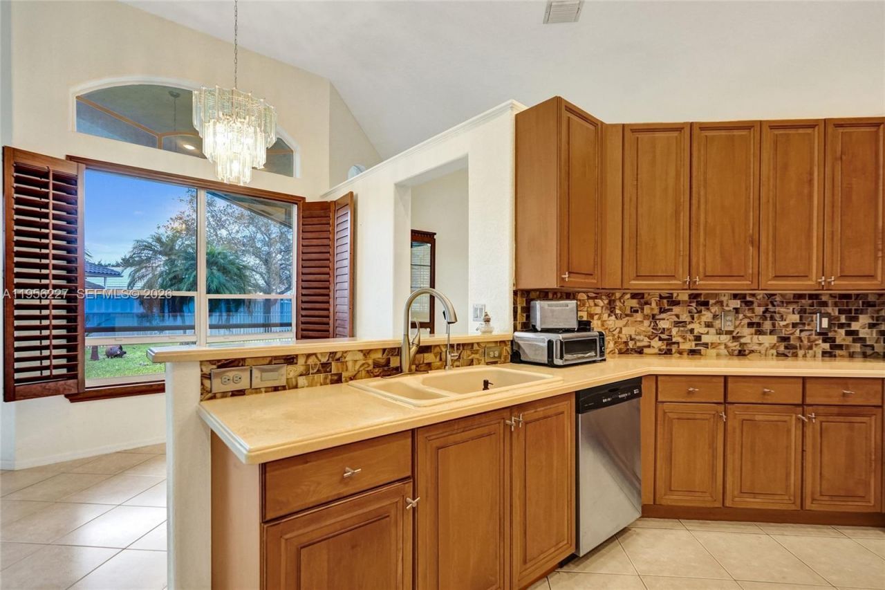 2024 NW 139th Ter, Pembroke Pines, FL 33028 Photo