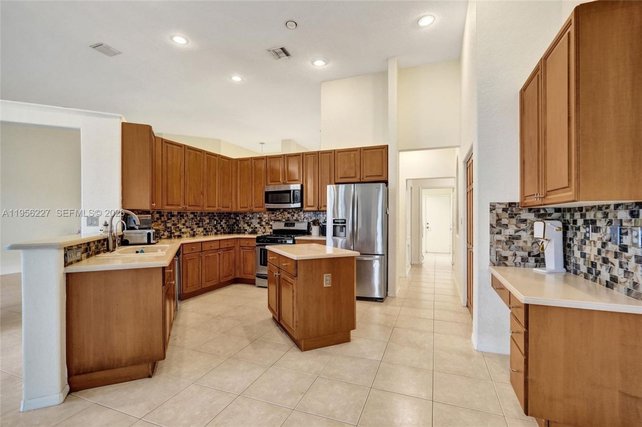 2024 NW 139th Ter, Pembroke Pines, FL 33028 Photo