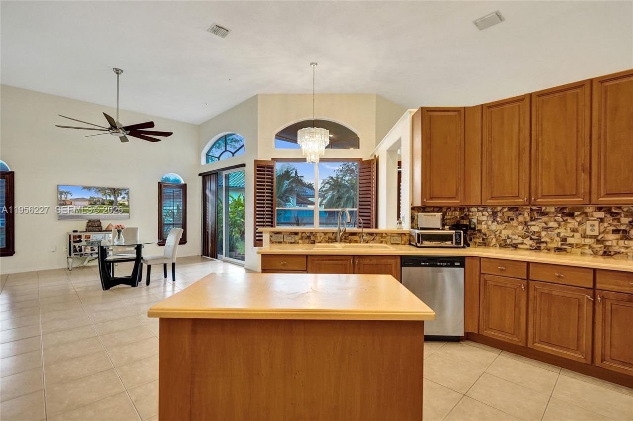 2024 NW 139th Ter, Pembroke Pines, FL 33028 Photo