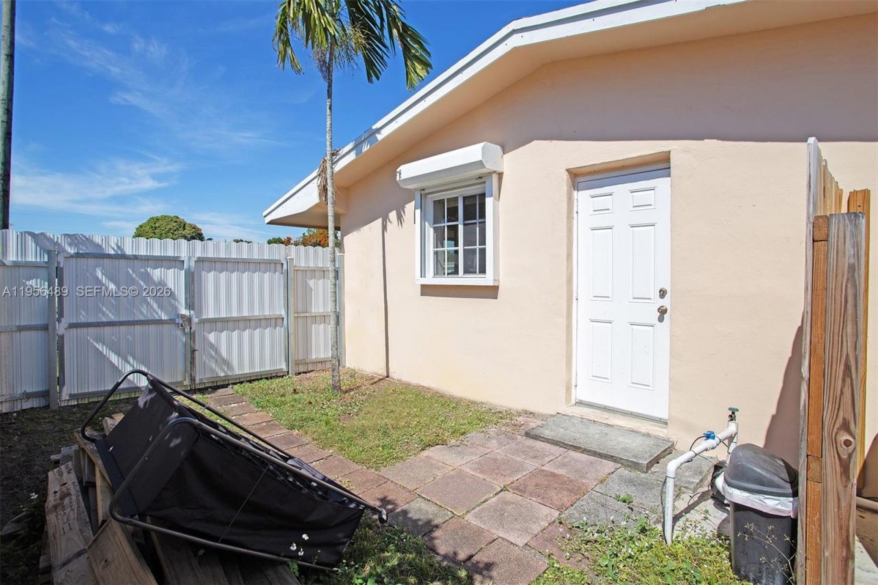 1201 NW 78th Ave, Pembroke Pines, FL 33024 Photo