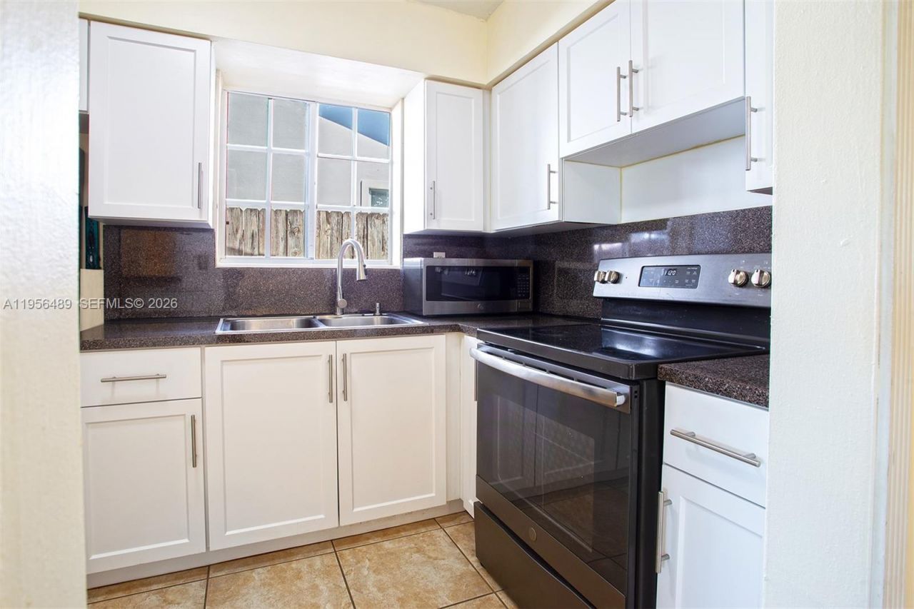 1201 NW 78th Ave, Pembroke Pines, FL 33024 Photo