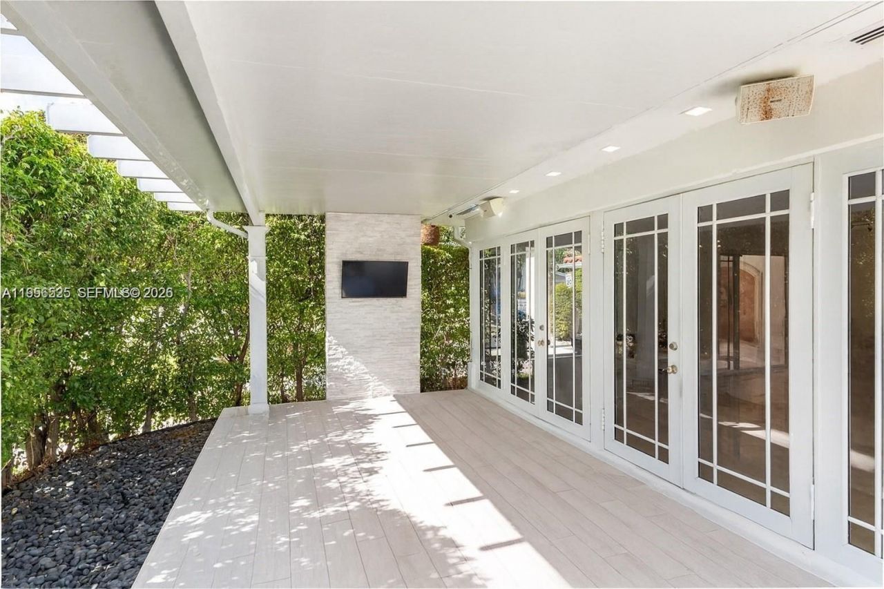 8801 Dickens Ave, Surfside, FL 33154 Photo