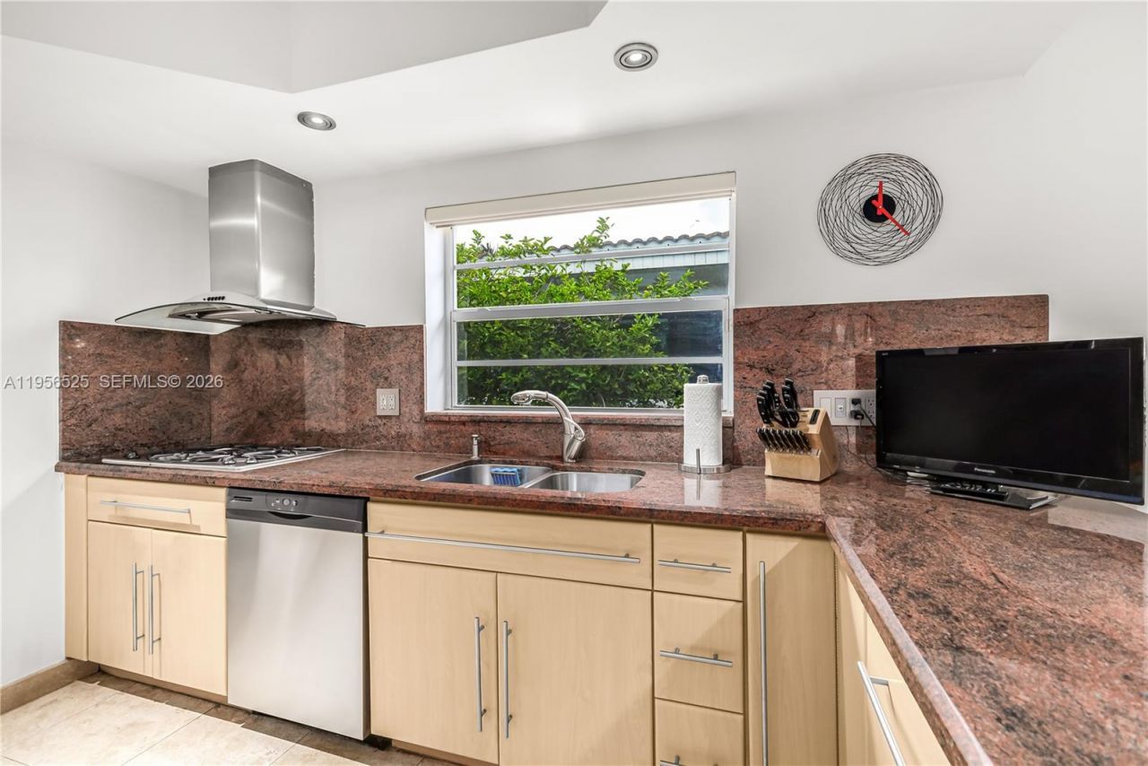 8801 Dickens Ave, Surfside, FL 33154 Photo