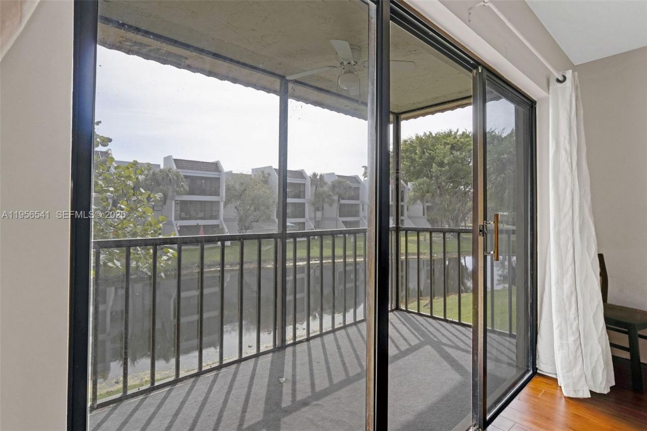 182 Lakeview Dr, Unit 204, Weston, FL 33326 Photo