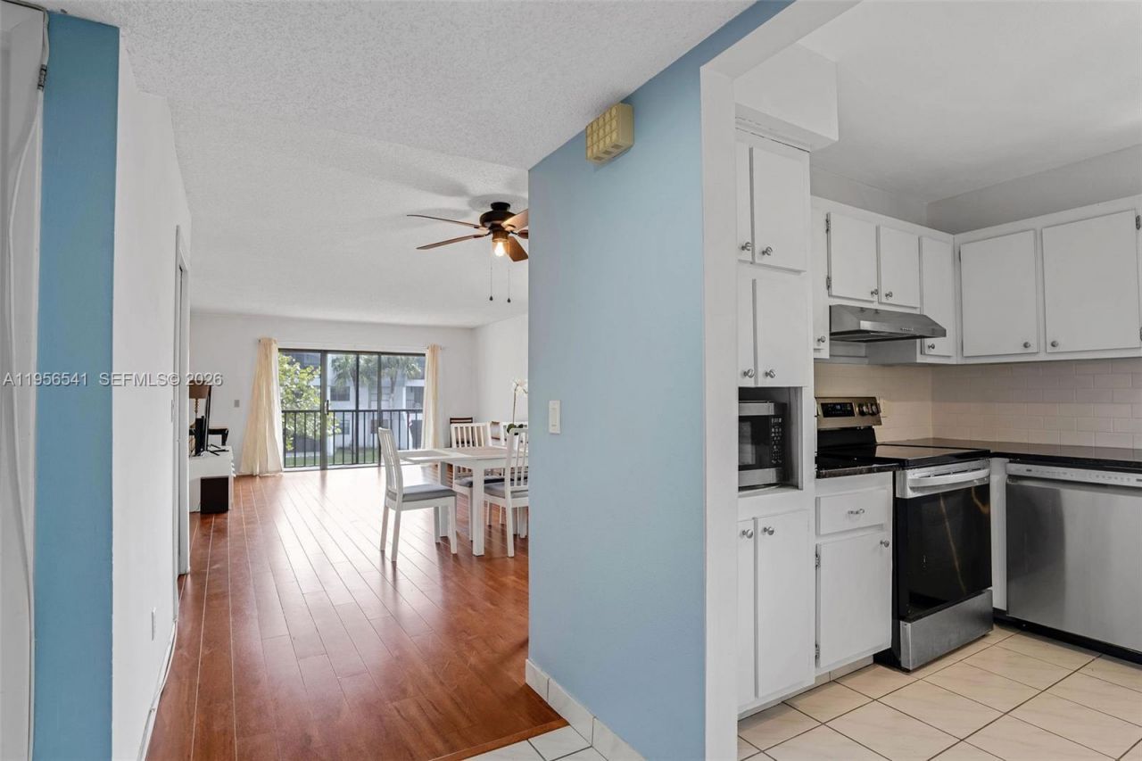 182 Lakeview Dr, Unit 204, Weston, FL 33326 Photo