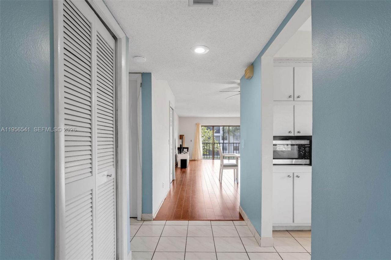 182 Lakeview Dr, Unit 204, Weston, FL 33326 Photo