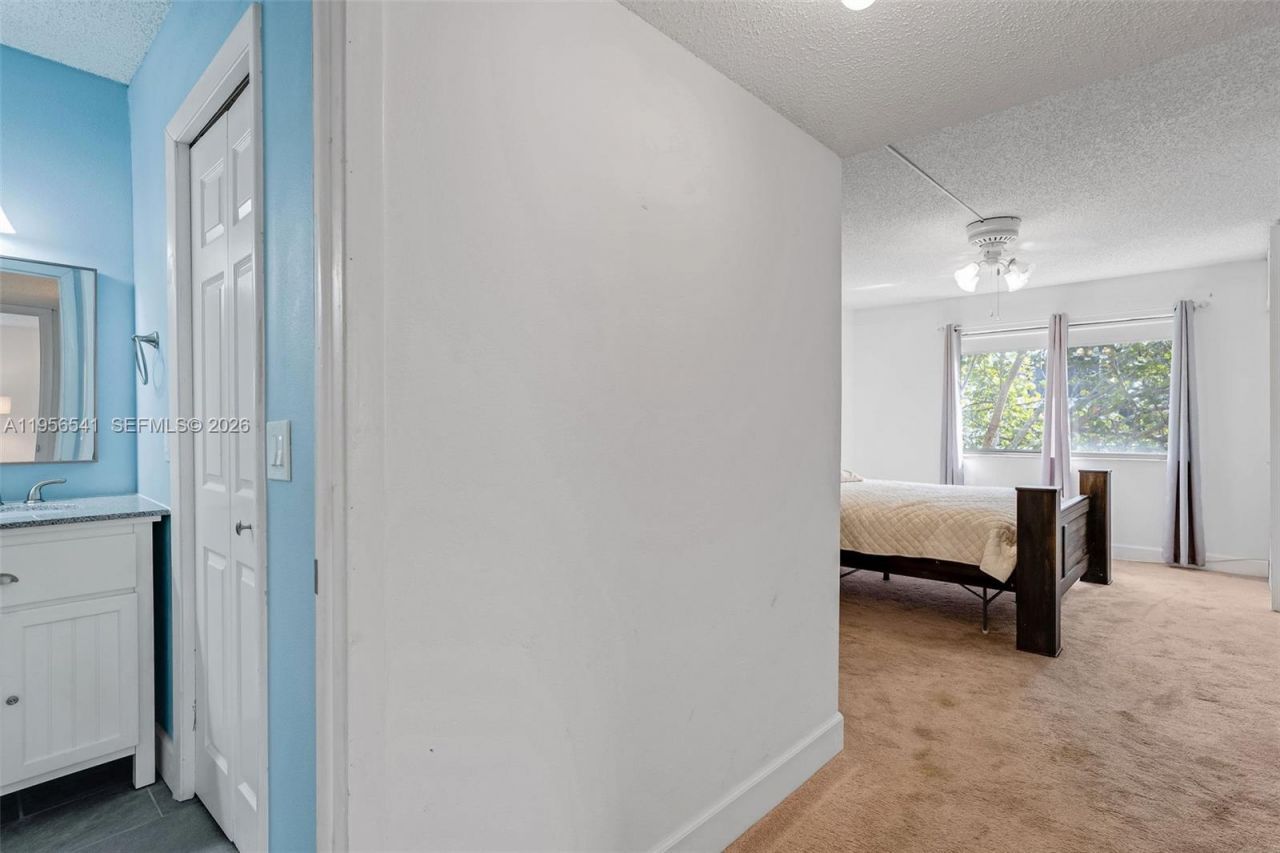 182 Lakeview Dr, Unit 204, Weston, FL 33326 Photo