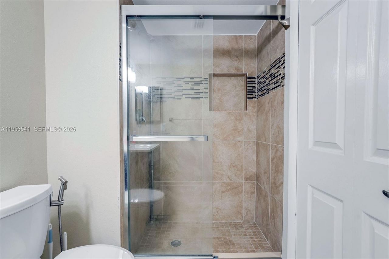 182 Lakeview Dr, Unit 204, Weston, FL 33326 Photo