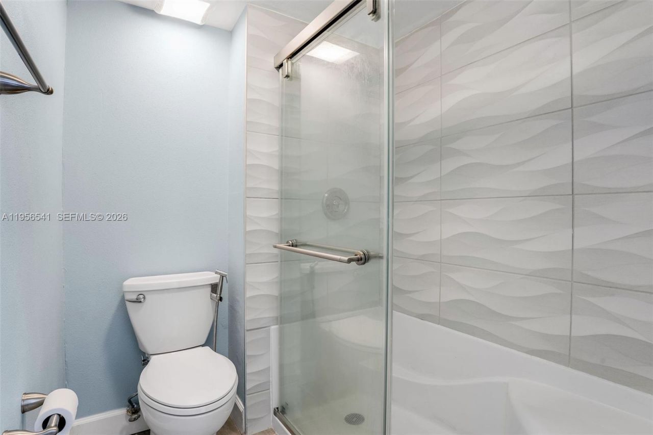 182 Lakeview Dr, Unit 204, Weston, FL 33326 Photo