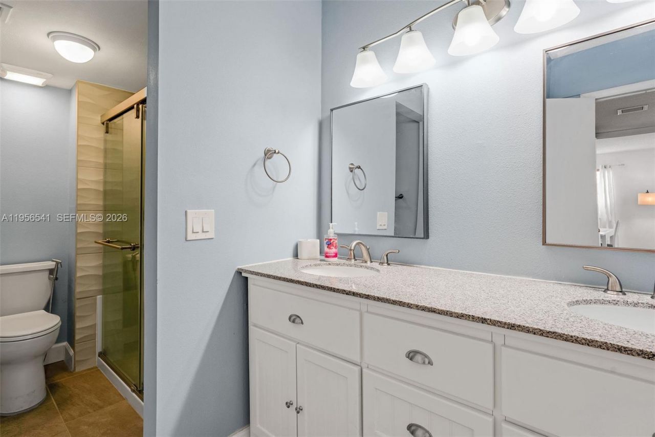 182 Lakeview Dr, Unit 204, Weston, FL 33326 Photo