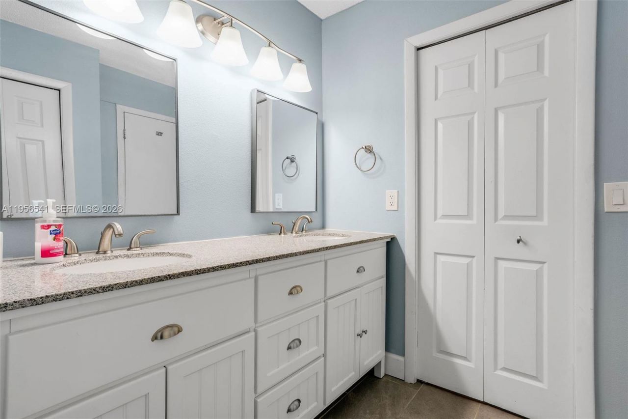 182 Lakeview Dr, Unit 204, Weston, FL 33326 Photo