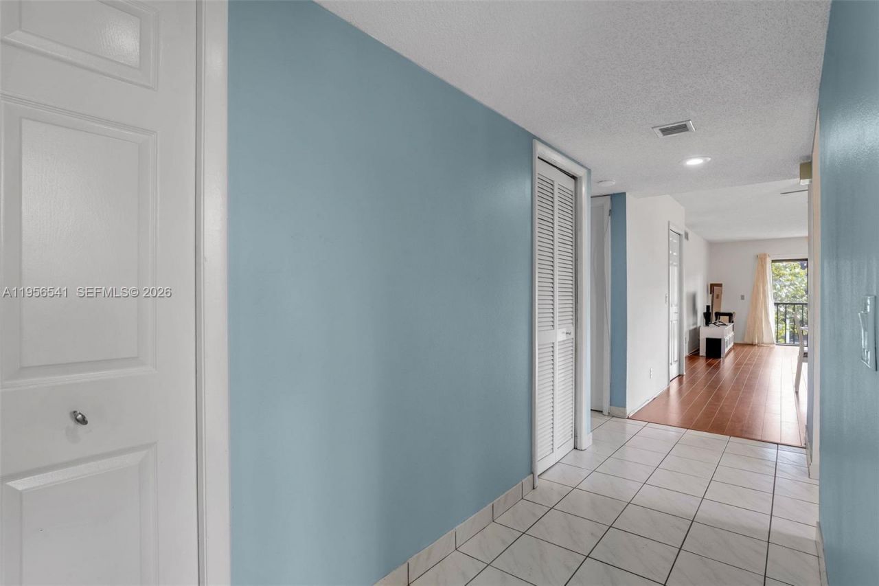 182 Lakeview Dr, Unit 204, Weston, FL 33326 Photo