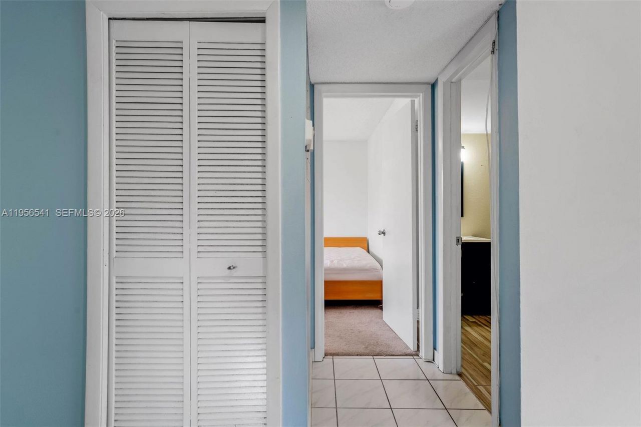 182 Lakeview Dr, Unit 204, Weston, FL 33326 Photo