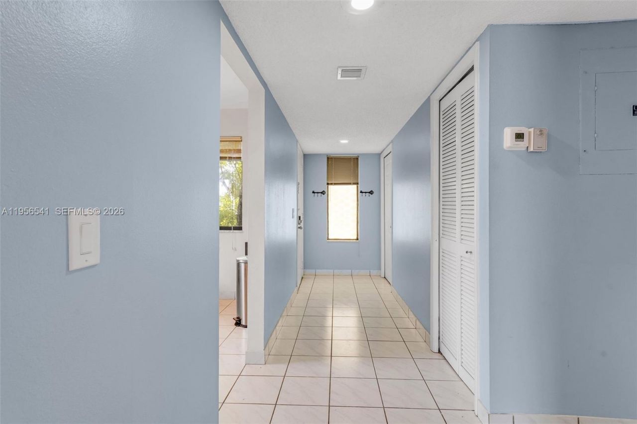 182 Lakeview Dr, Unit 204, Weston, FL 33326 Photo