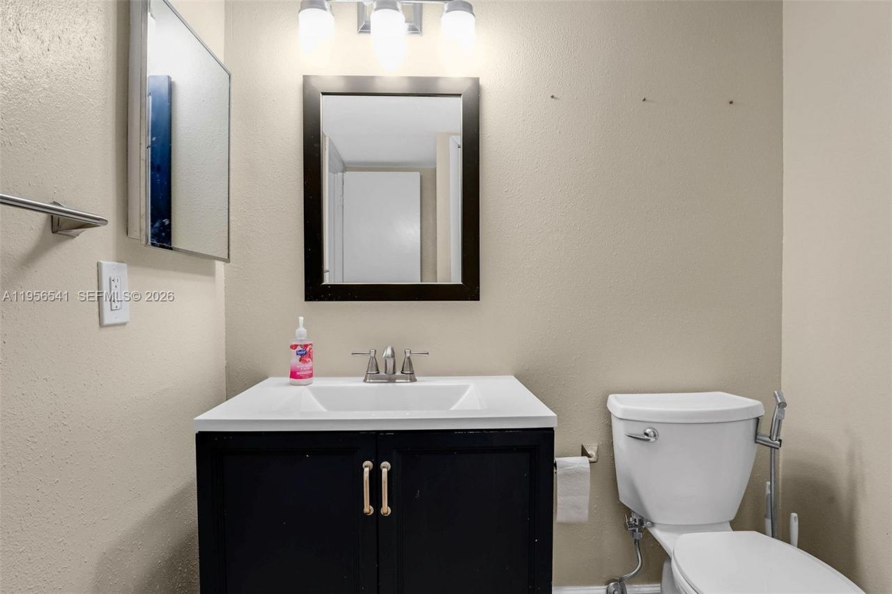 182 Lakeview Dr, Unit 204, Weston, FL 33326 Photo