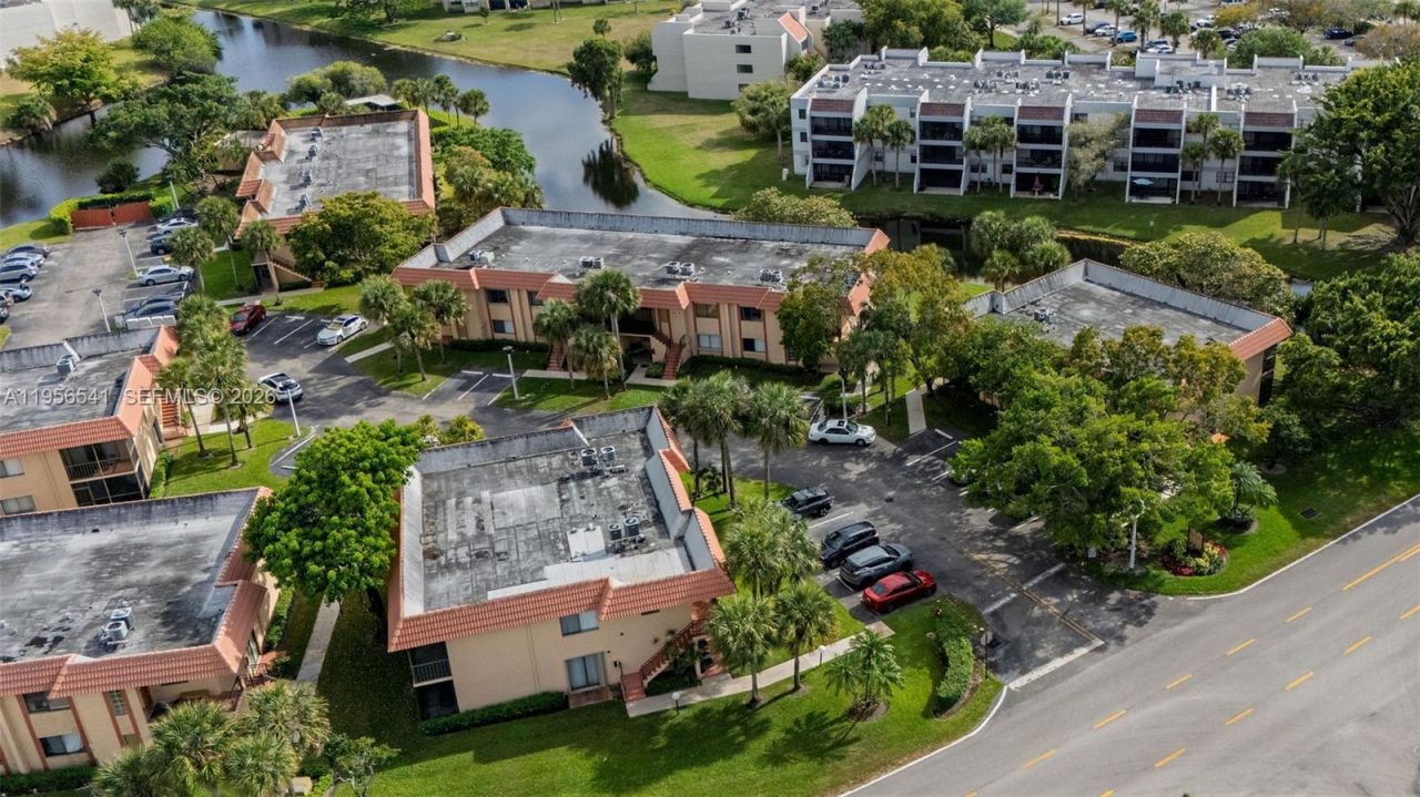 182 Lakeview Dr, Unit 204, Weston, FL 33326 Photo