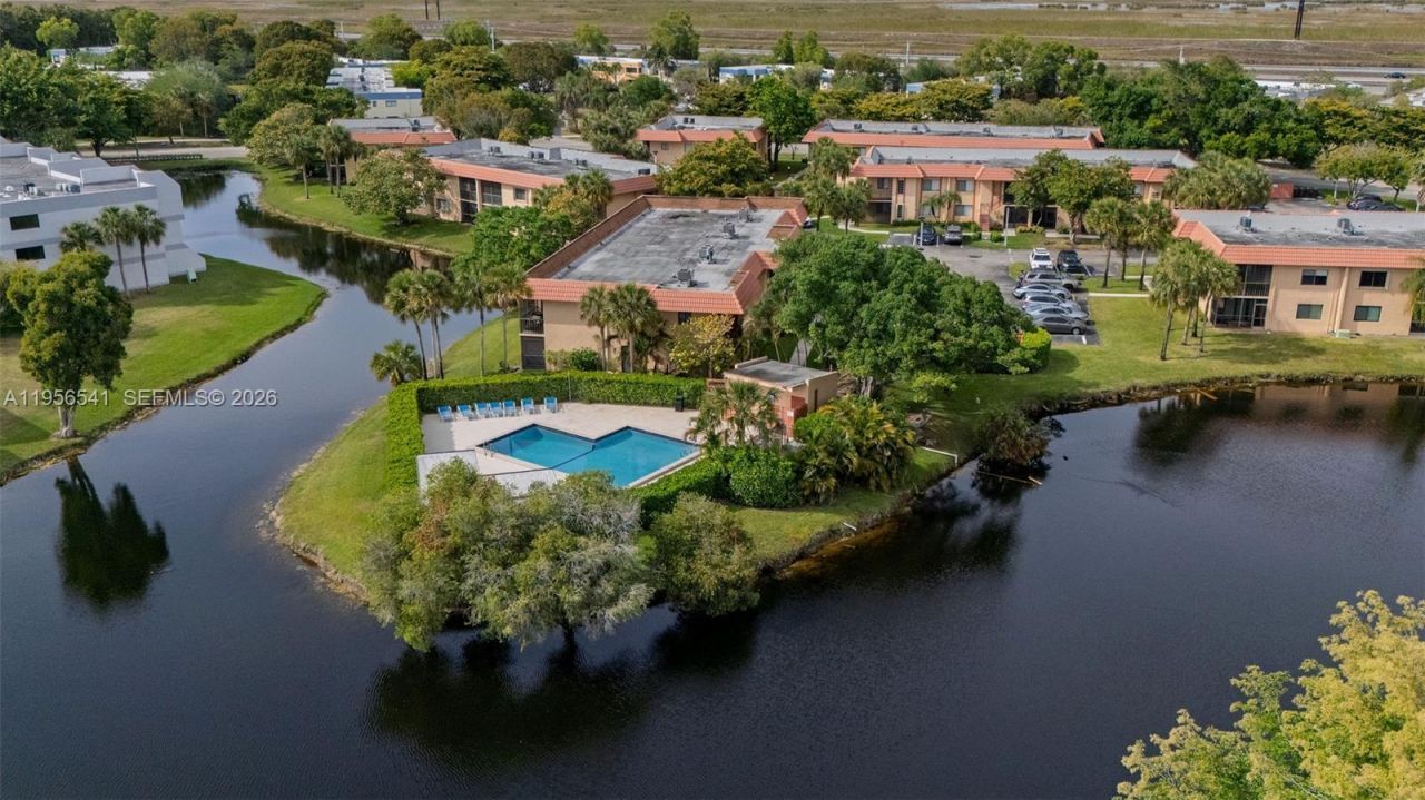 182 Lakeview Dr, Unit 204, Weston, FL 33326 Photo