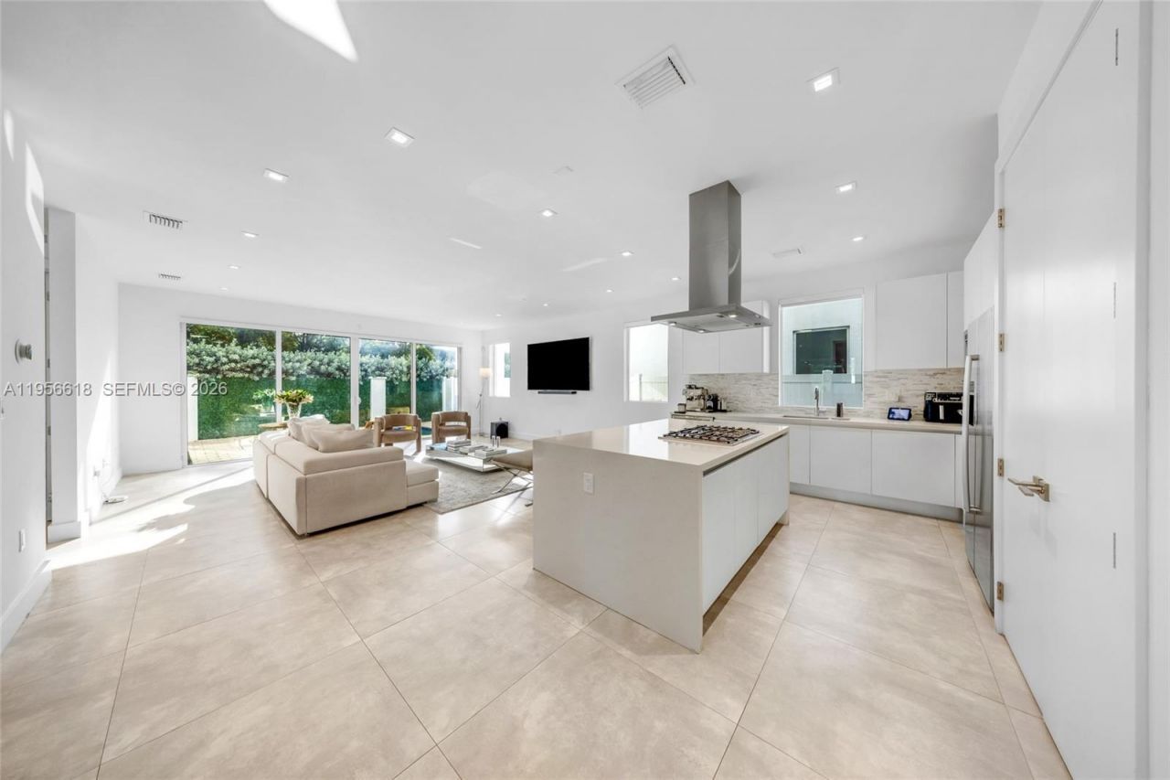 7541 NW 97th Ct, Doral, FL 33178 Photo