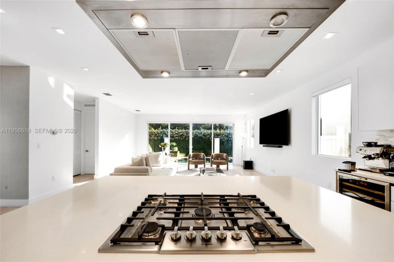 7541 NW 97th Ct, Doral, FL 33178 Photo