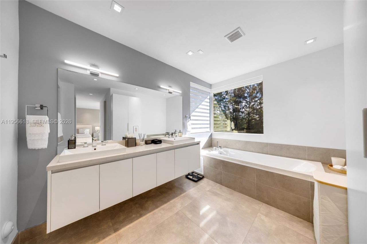 7541 NW 97th Ct, Doral, FL 33178 Photo