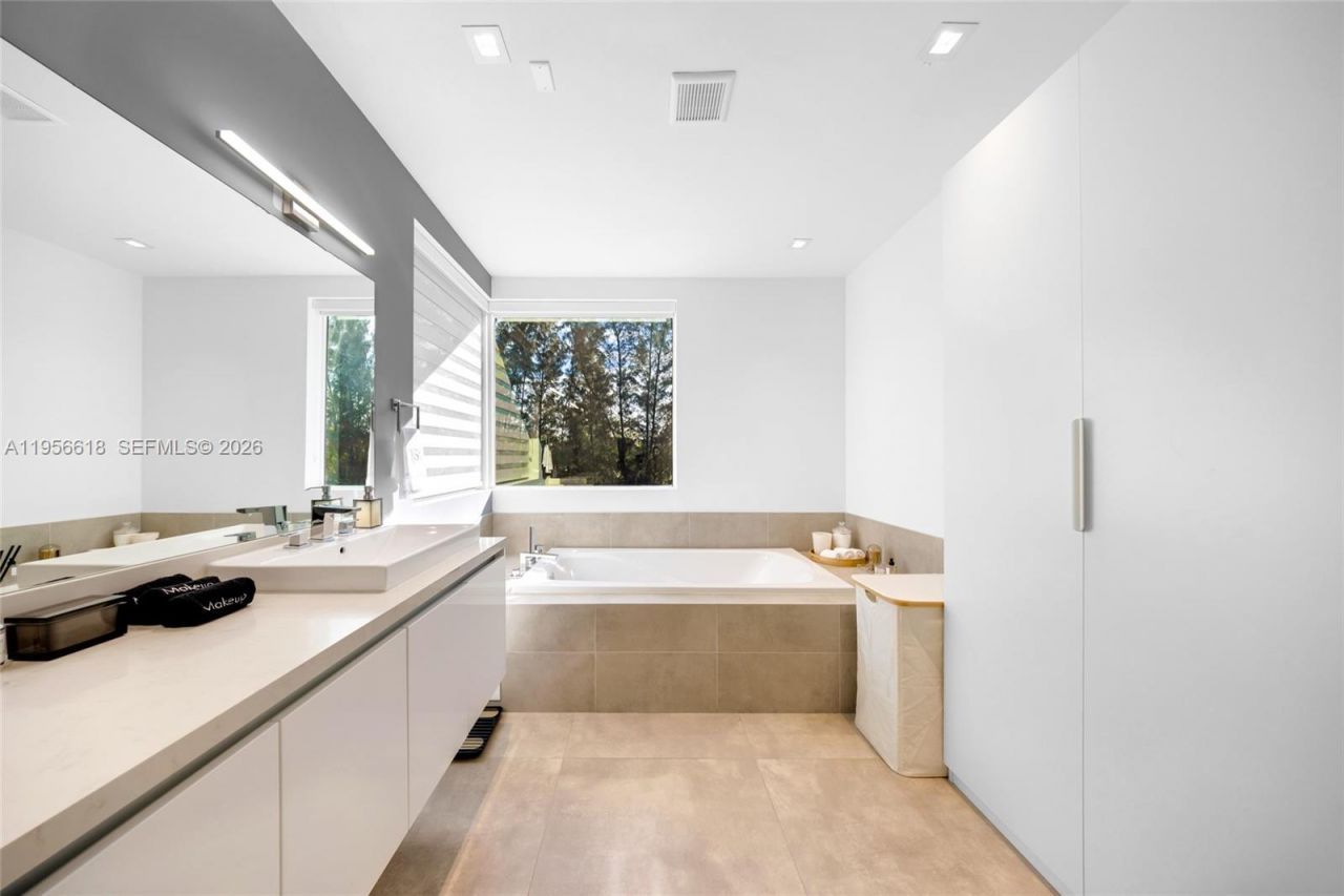 7541 NW 97th Ct, Doral, FL 33178 Photo