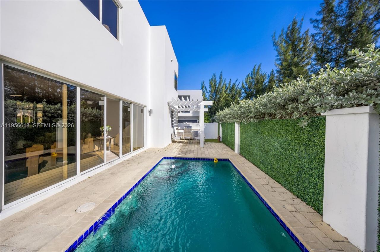 7541 NW 97th Ct, Doral, FL 33178 Photo