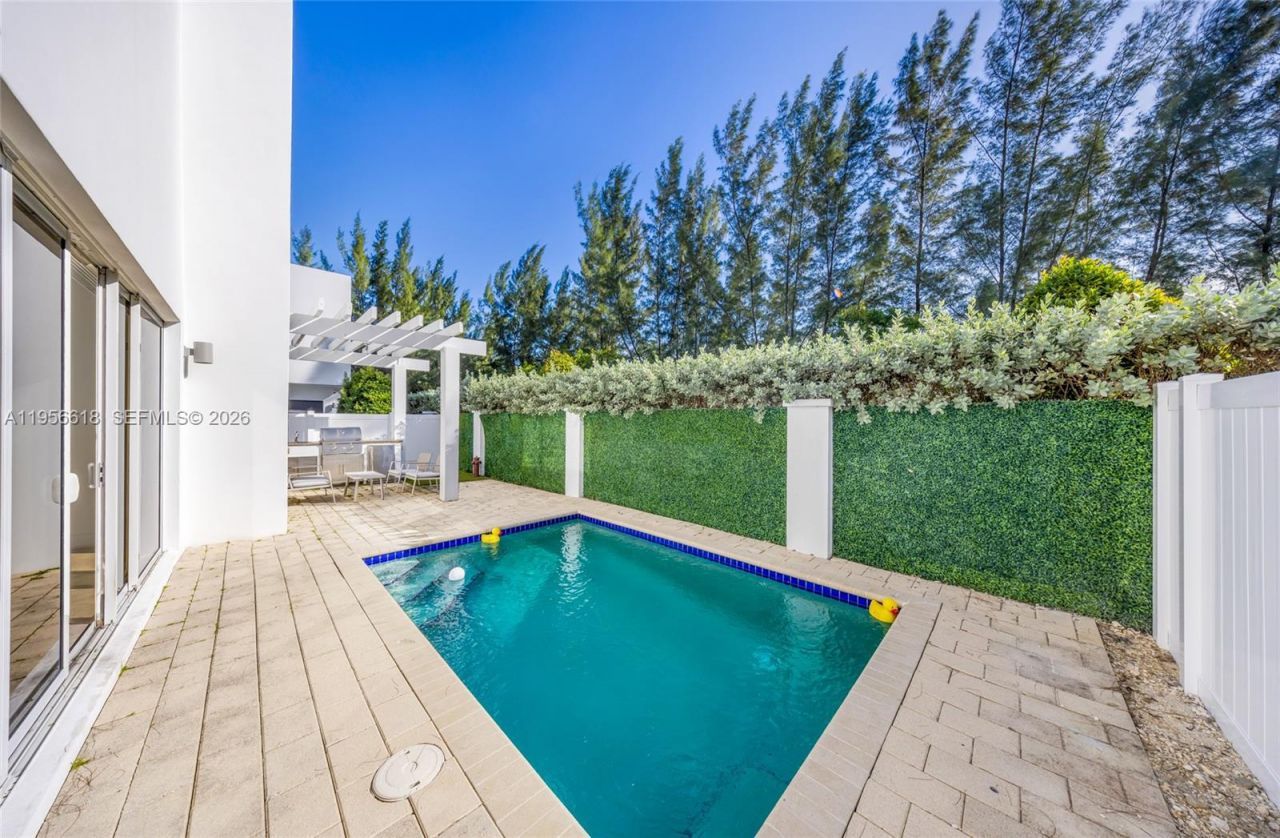 7541 NW 97th Ct, Doral, FL 33178 Photo