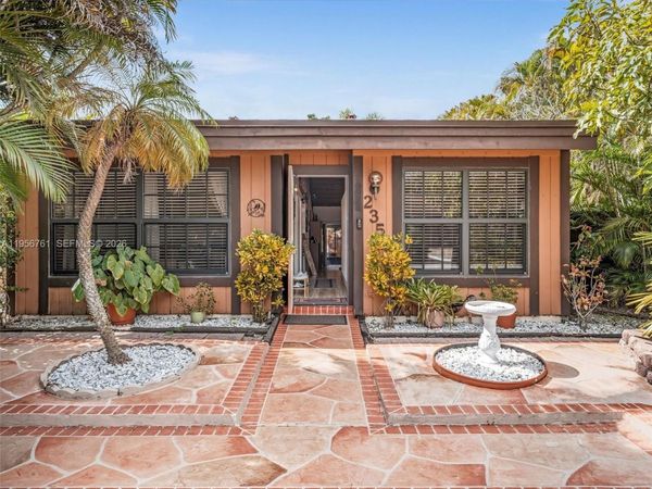 2350 Elm Ct, Pembroke Pines, FL 33026