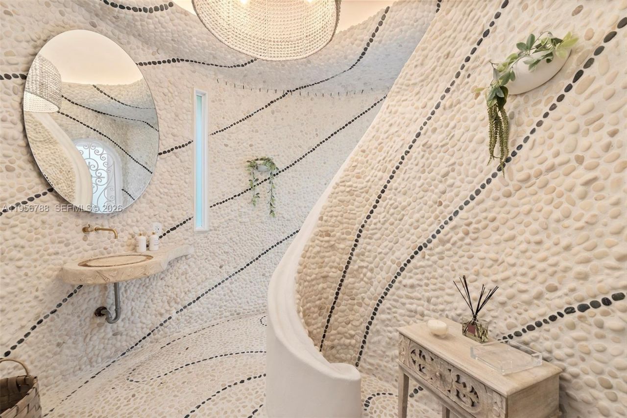 24 S Hibiscus Dr, Miami Beach, FL 33139 Photo