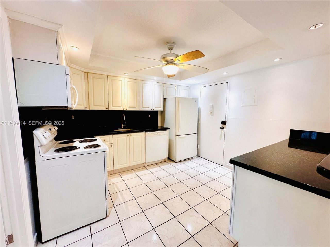 230 174th St, Unit 410, Sunny Isles Beach, FL 33160 Photo