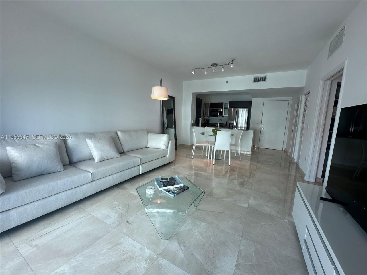 950 Brickell Bay Dr, Unit 1402, Miami, FL 33131 Photo