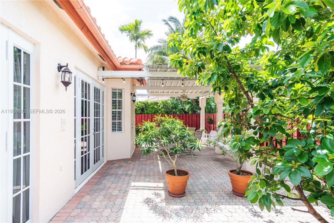 10564 NW 57th St, Doral, FL 33178 Photo