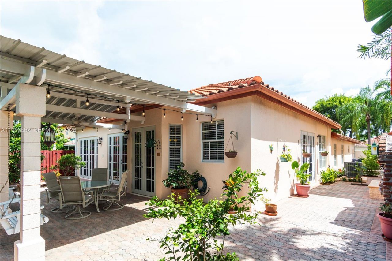 10564 NW 57th St, Doral, FL 33178 Photo