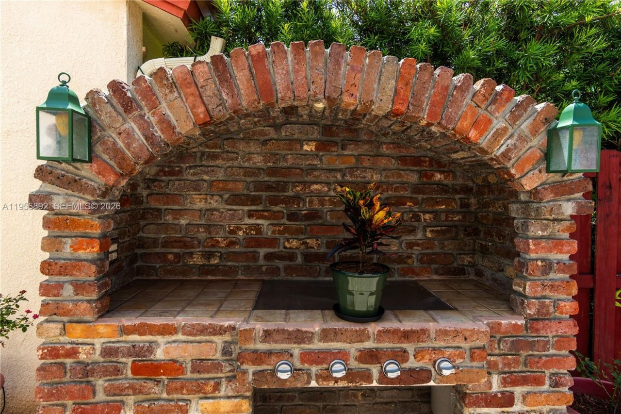 10564 NW 57th St, Doral, FL 33178 Photo