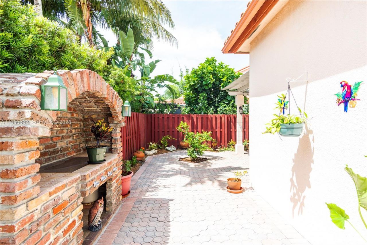 10564 NW 57th St, Doral, FL 33178 Photo