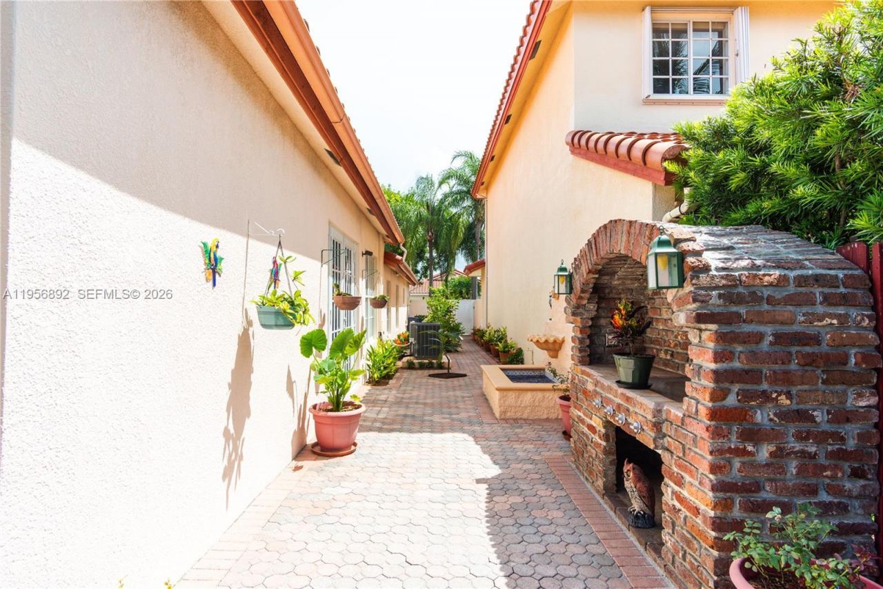 10564 NW 57th St, Doral, FL 33178 Photo