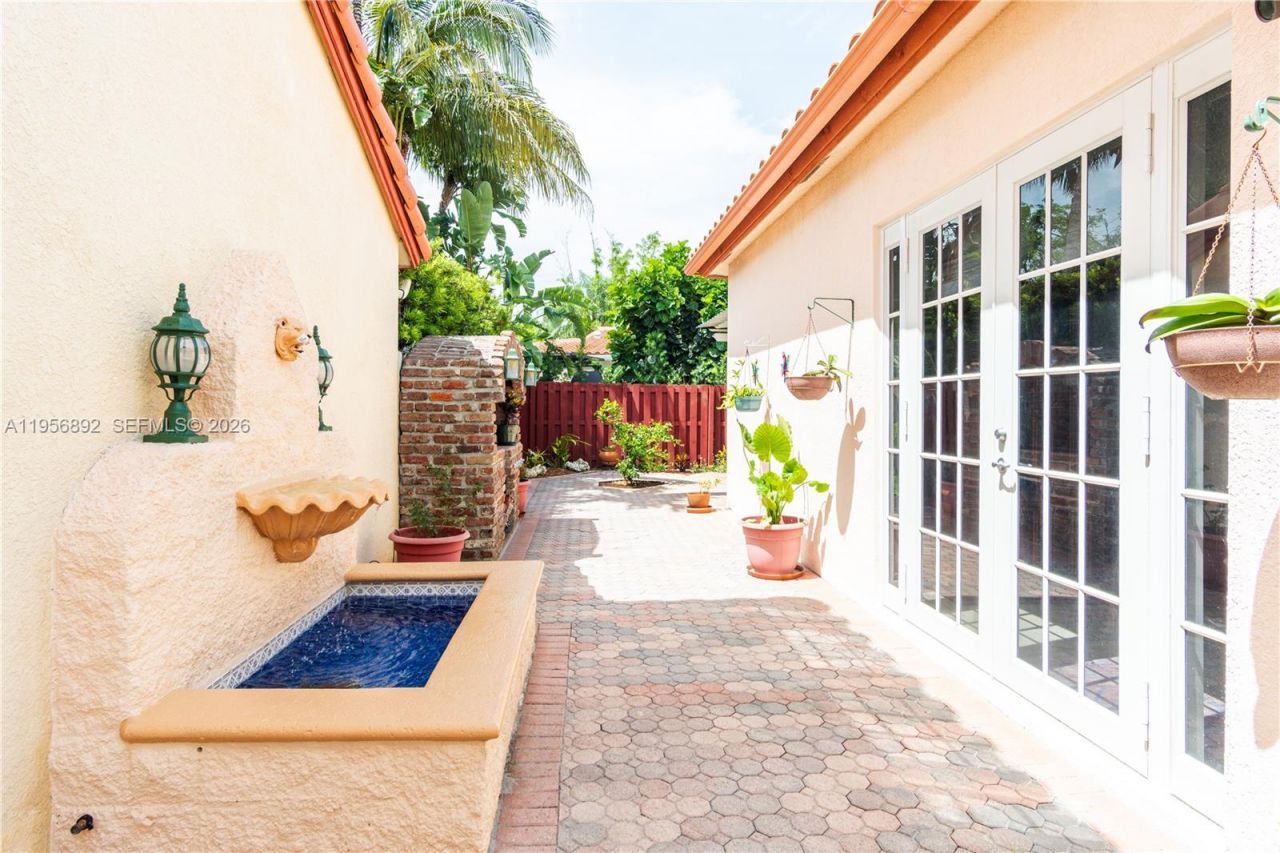 10564 NW 57th St, Doral, FL 33178 Photo