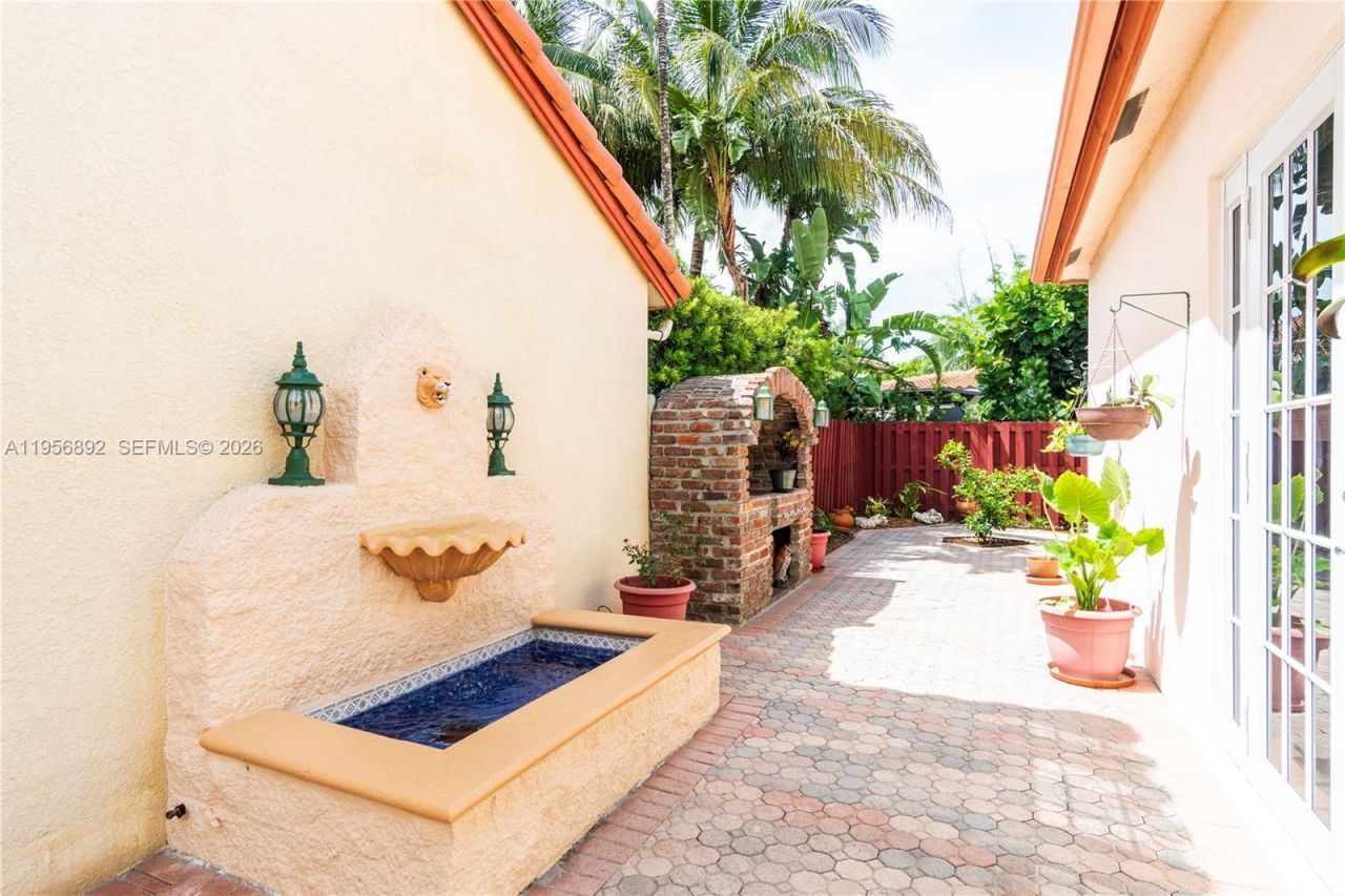 10564 NW 57th St, Doral, FL 33178 Photo