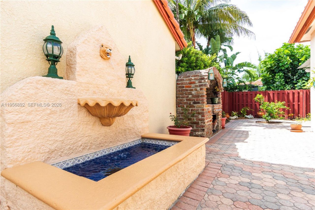 10564 NW 57th St, Doral, FL 33178 Photo