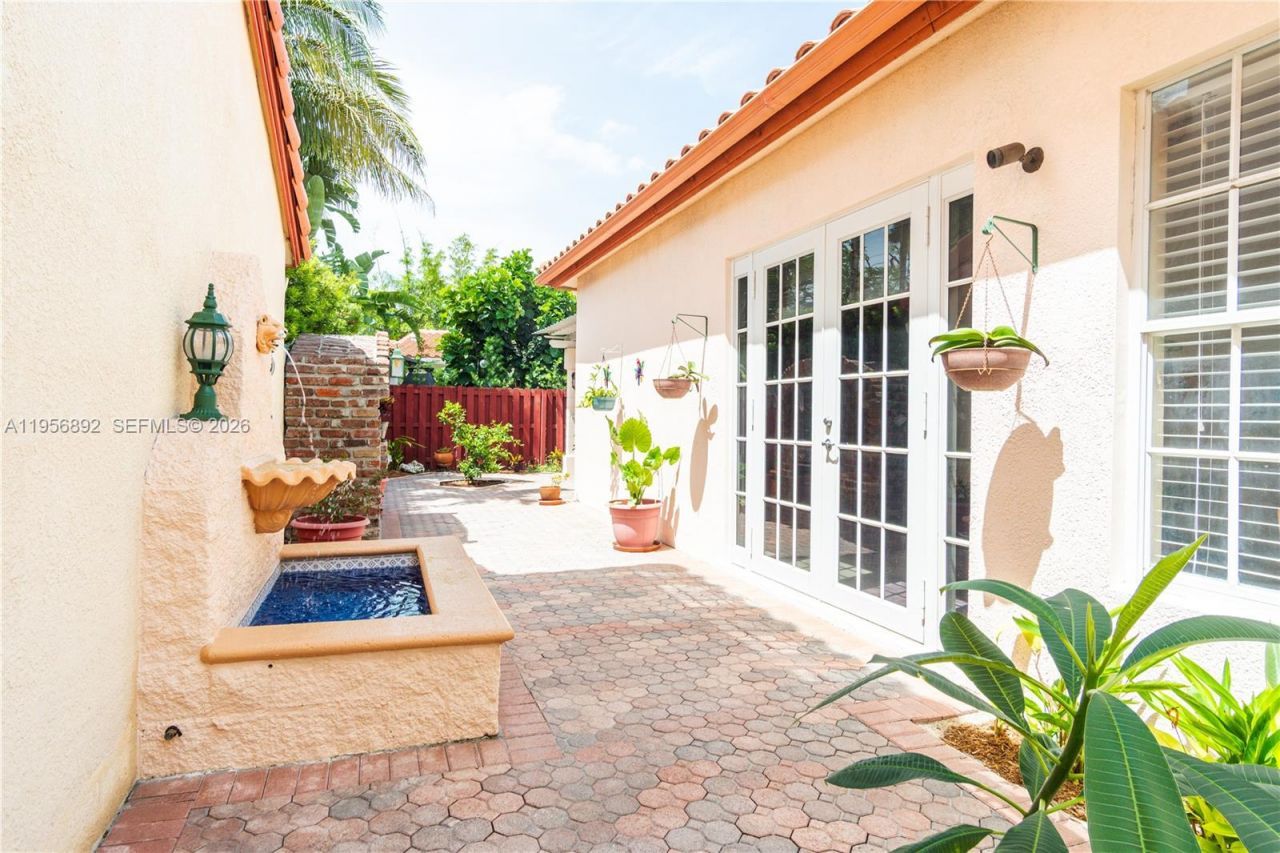 10564 NW 57th St, Doral, FL 33178 Photo