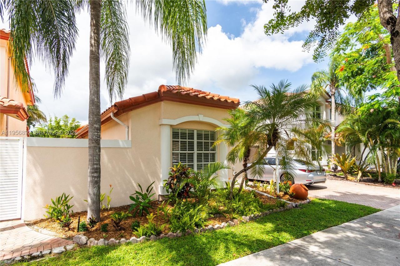 10564 NW 57th St, Doral, FL 33178 Photo