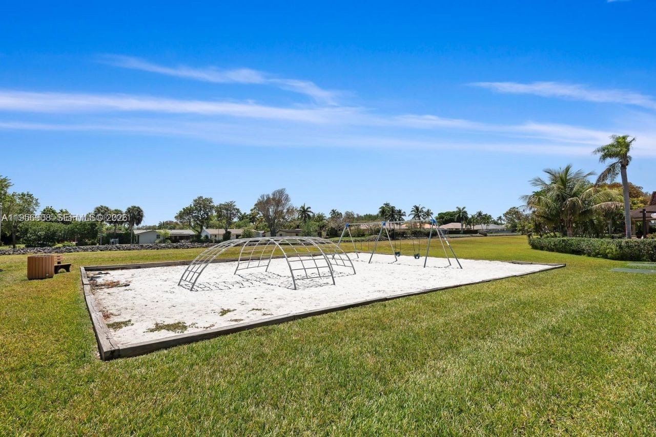 7900 Camino Cir, Unit 403, Miami, FL 33143 Photo